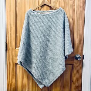 NWT Hadley Wren Grey Lola Mae Fuzzy Poncho One Size